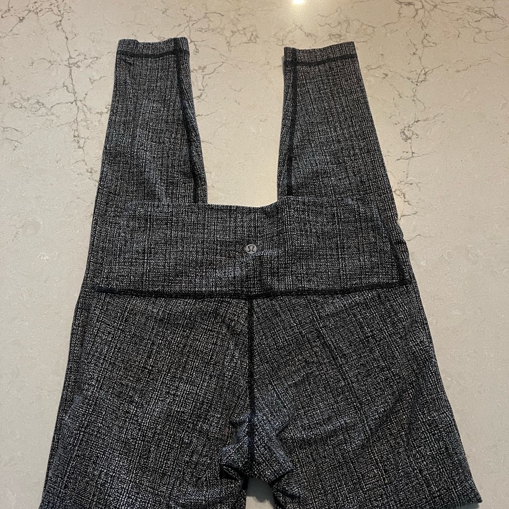 Lululemon black and white leggings - SIZE 6.